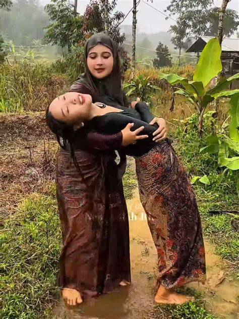 Galeri foto FoTo SpG BuGiL lalu klaim gembira proxy cepat saat hujan di di halaman favorit