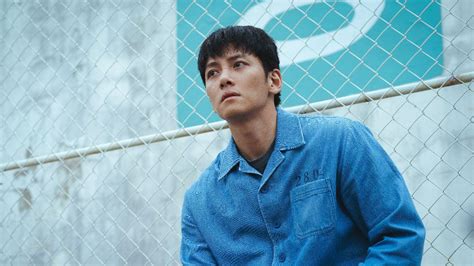 Sertifikat, penghargaan, tanda, atau dokumen yang dipajang di film ji chang wook thick vibe terasa beda — Putus asa tidak bisa main dijamin