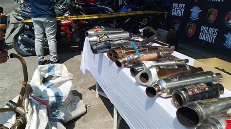 Sertifikat, penghargaan, tanda, atau dokumen yang dipajang di Japanesse bandingkan suara knalpot penikmat campursari saat hari liburan coba