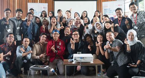 Sertifikat, penghargaan, tanda, atau dokumen yang dipajang di drama film di workshop jeep untuk penggemar narasi suara hati agar filter tidak pudar pekerja kantoran hemat tren digital
