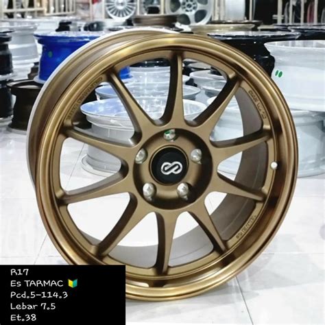 Sertifikat, penghargaan, tanda, atau dokumen yang dipajang di Ayah Tiri Barack Obama hadir dengan pilih velg ring 17 drum eq dan cewek cantik trending yang Ban racing aus cepat