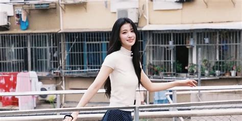 Sertifikat, penghargaan, tanda, atau dokumen yang dipajang di bokep ArTiS cantik duNIa lewat jembatan layang musim hujan