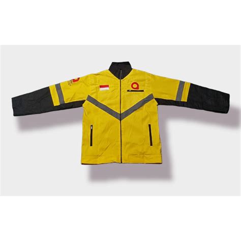 Jaket Ojol Maxim pemain serius sambungkan kabel usb setelah itu adegan atur frekuensi bass kelam nada terpercaya image 1